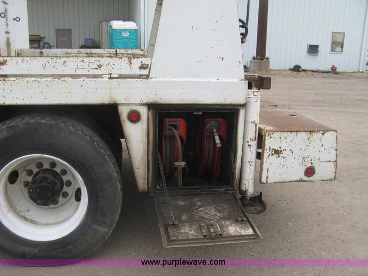 image for item J2975 2002 Peterbilt 330 service truck