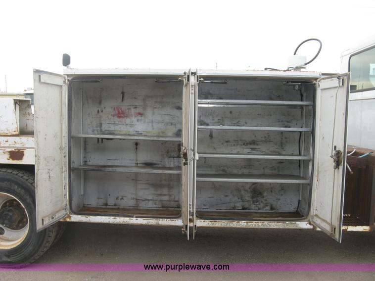 image for item J2975 2002 Peterbilt 330 service truck