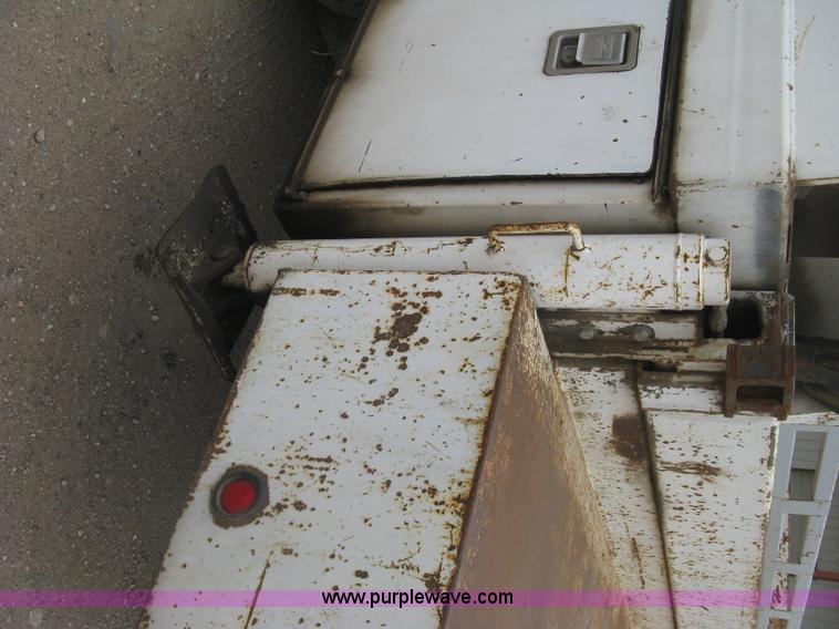 image for item J2975 2002 Peterbilt 330 service truck