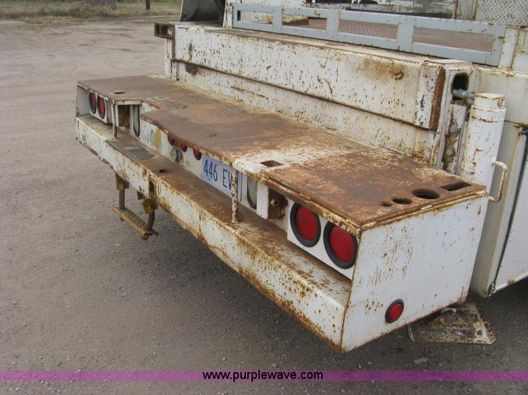 image for item J2975 2002 Peterbilt 330 service truck