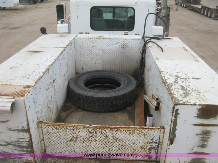 image for item J2975 2002 Peterbilt 330 service truck