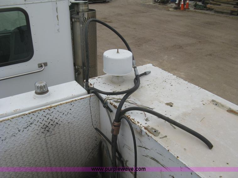 image for item J2975 2002 Peterbilt 330 service truck