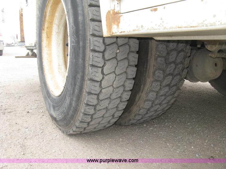 image for item J2975 2002 Peterbilt 330 service truck