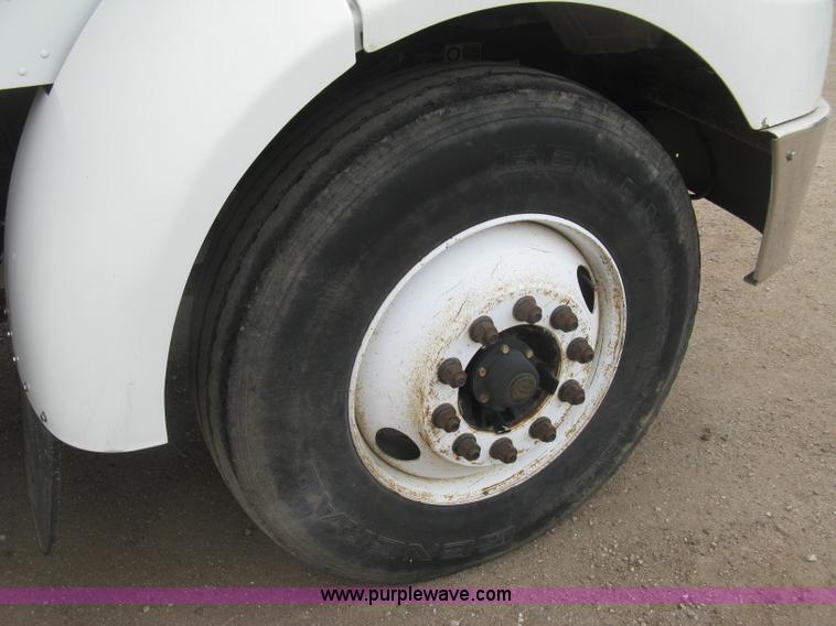 image for item J2975 2002 Peterbilt 330 service truck