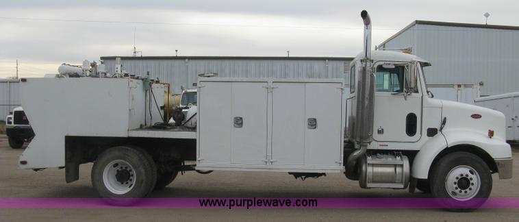 image for item J2976 2001 Peterbilt 330 service truck