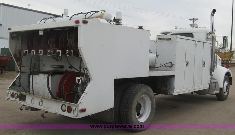 image for item J2976 2001 Peterbilt 330 service truck