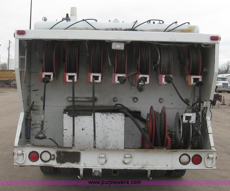 image for item J2976 2001 Peterbilt 330 service truck