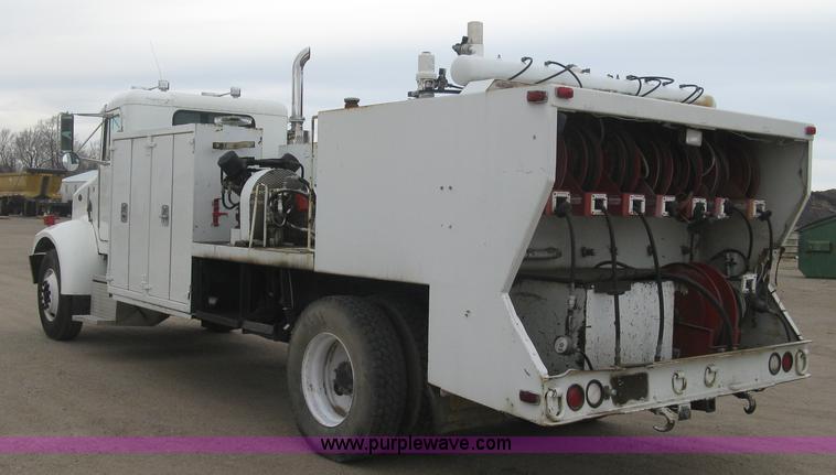 image for item J2976 2001 Peterbilt 330 service truck