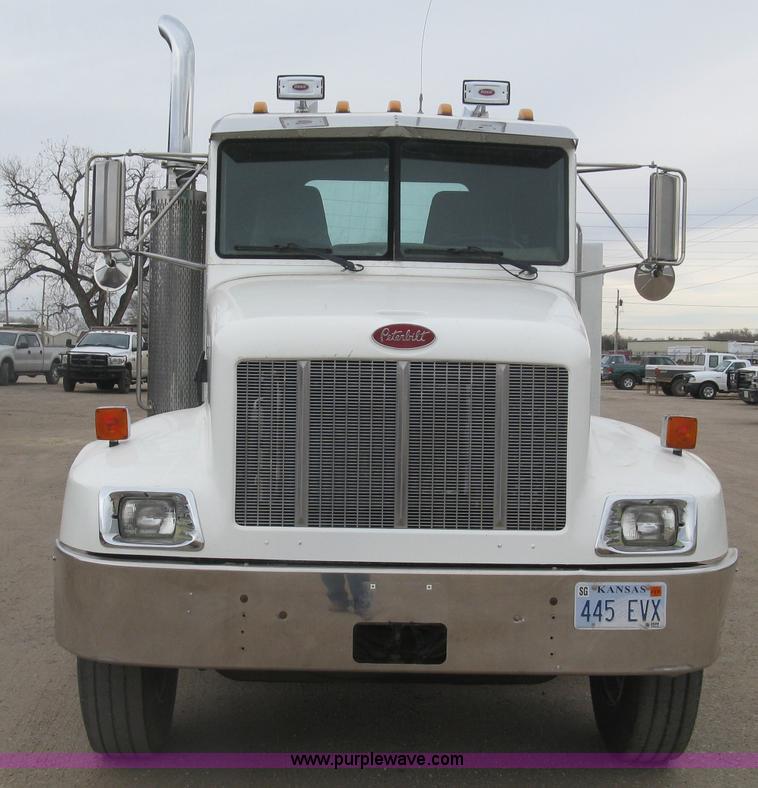 image for item J2976 2001 Peterbilt 330 service truck