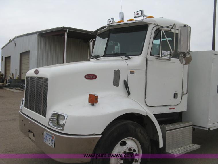 image for item J2976 2001 Peterbilt 330 service truck