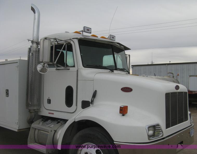 image for item J2976 2001 Peterbilt 330 service truck