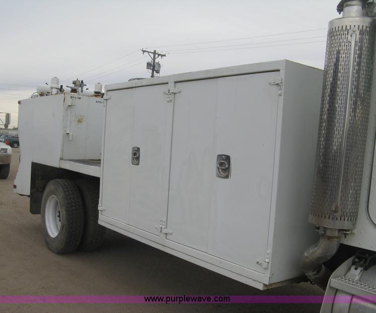 image for item J2976 2001 Peterbilt 330 service truck