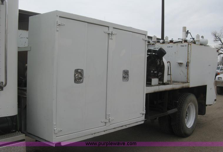 image for item J2976 2001 Peterbilt 330 service truck