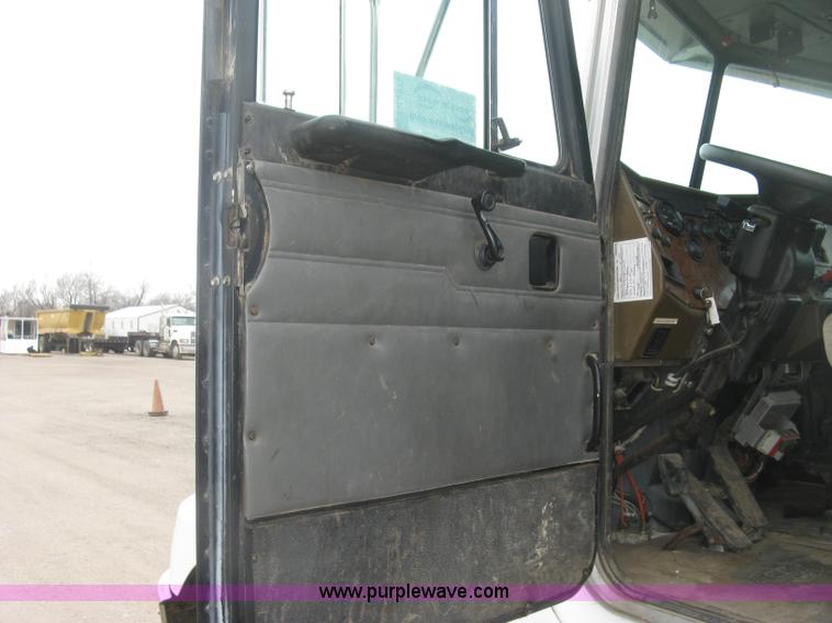 image for item J2976 2001 Peterbilt 330 service truck