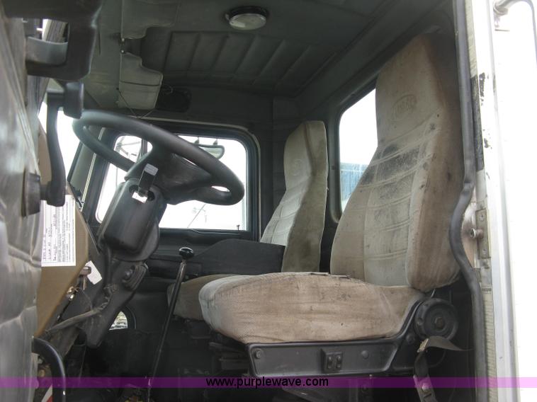 image for item J2976 2001 Peterbilt 330 service truck