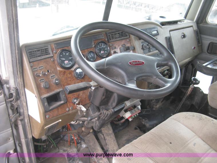 image for item J2976 2001 Peterbilt 330 service truck