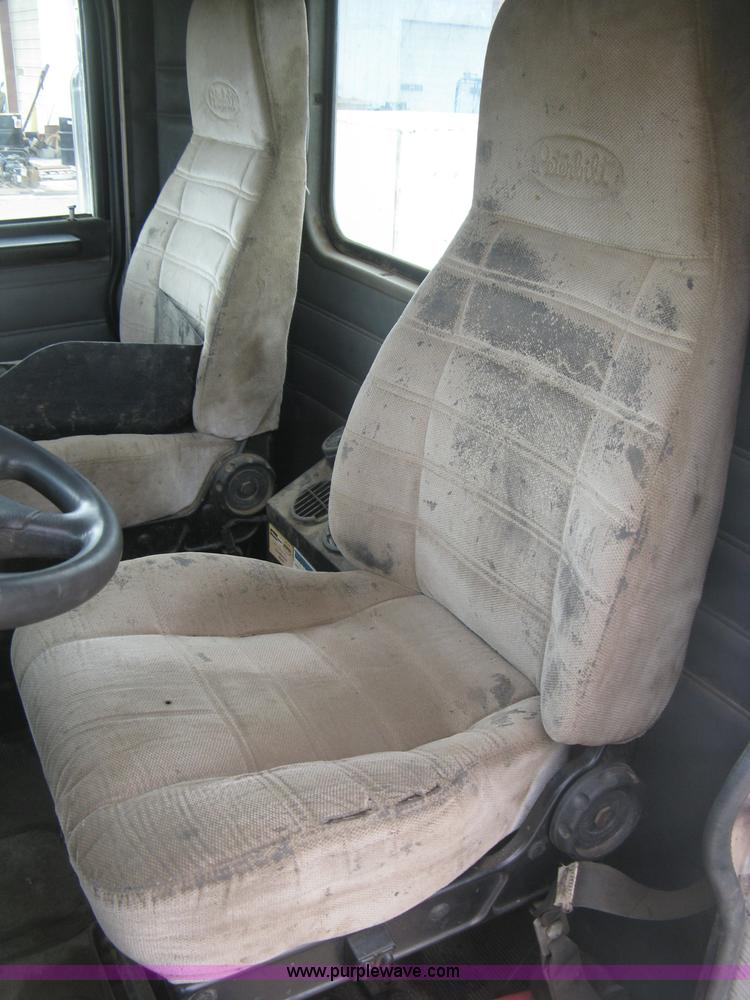 image for item J2976 2001 Peterbilt 330 service truck