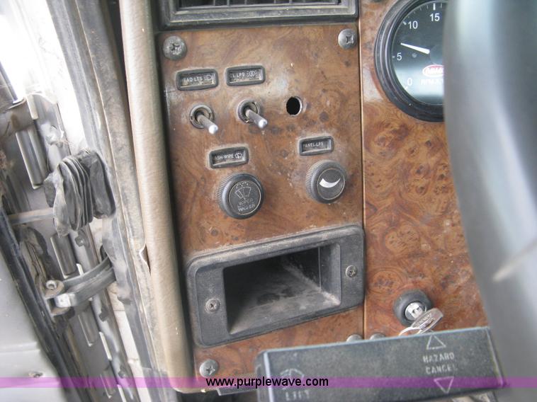 image for item J2976 2001 Peterbilt 330 service truck