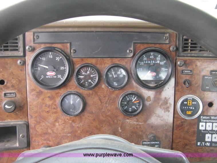 image for item J2976 2001 Peterbilt 330 service truck