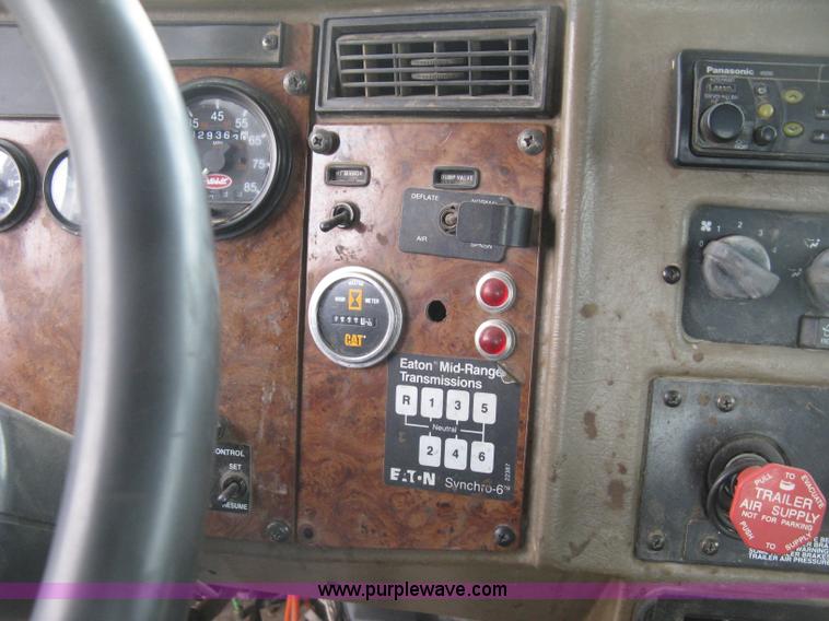 image for item J2976 2001 Peterbilt 330 service truck