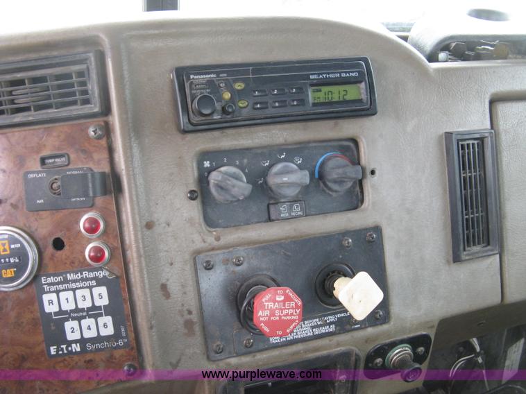 image for item J2976 2001 Peterbilt 330 service truck