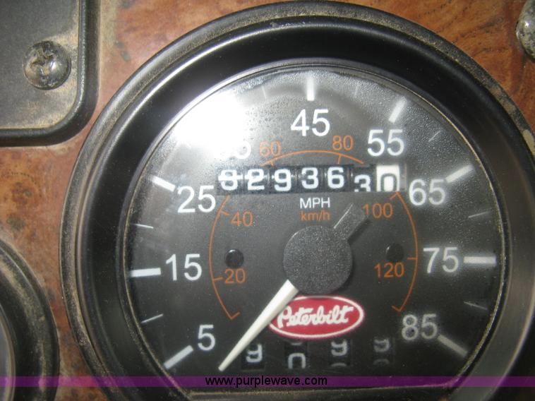 image for item J2976 2001 Peterbilt 330 service truck