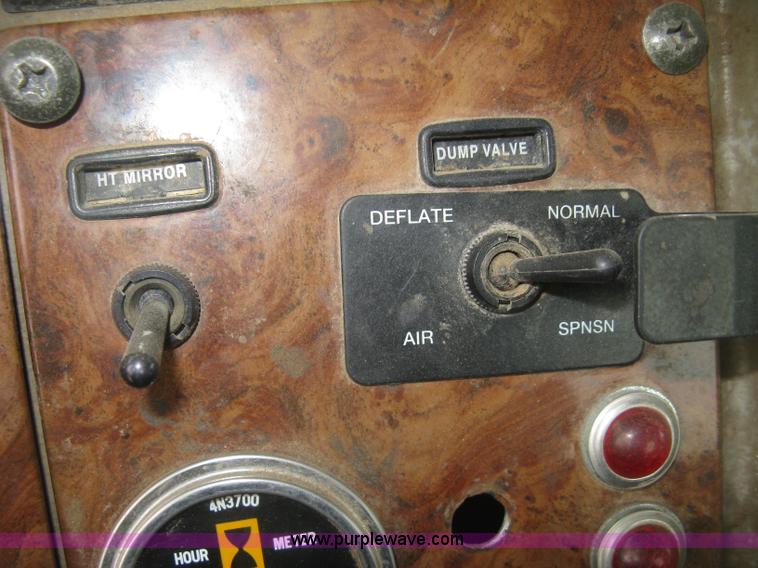 image for item J2976 2001 Peterbilt 330 service truck