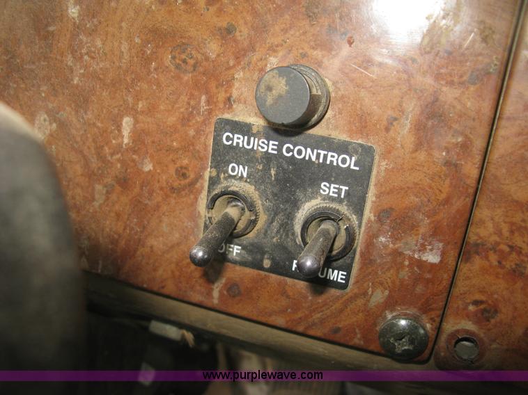 image for item J2976 2001 Peterbilt 330 service truck