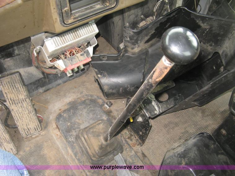 image for item J2976 2001 Peterbilt 330 service truck