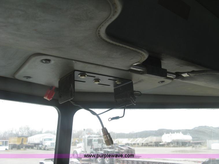 image for item J2976 2001 Peterbilt 330 service truck