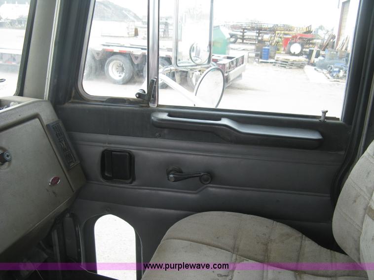 image for item J2976 2001 Peterbilt 330 service truck