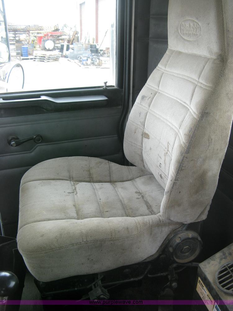 image for item J2976 2001 Peterbilt 330 service truck