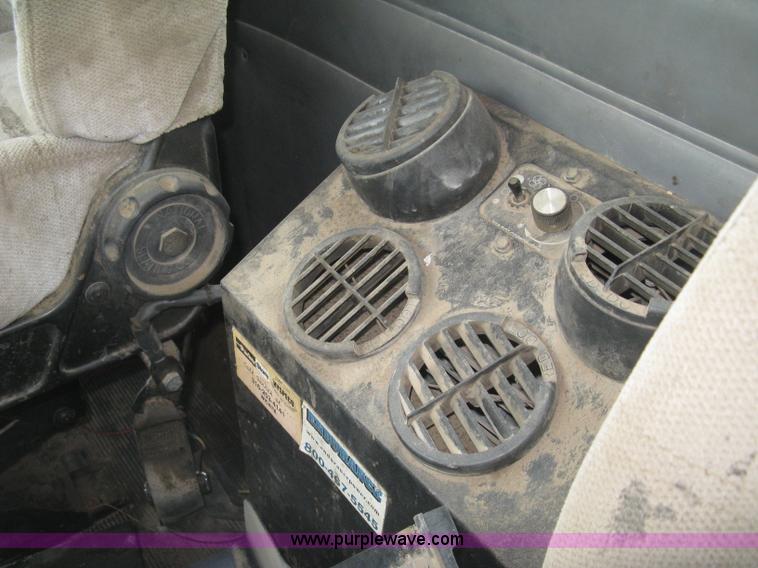 image for item J2976 2001 Peterbilt 330 service truck