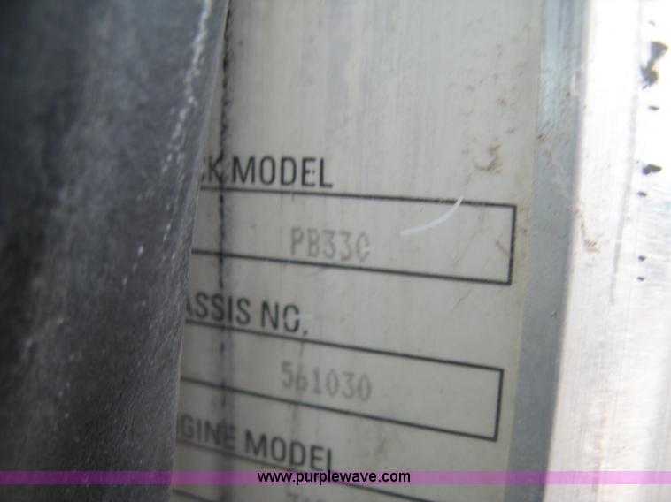 image for item J2976 2001 Peterbilt 330 service truck