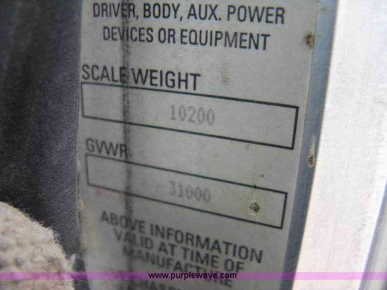 image for item J2976 2001 Peterbilt 330 service truck