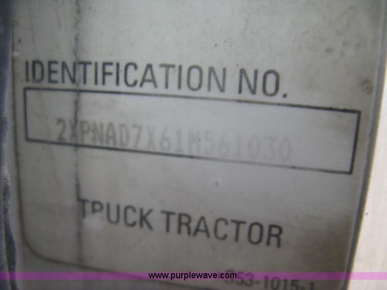 image for item J2976 2001 Peterbilt 330 service truck