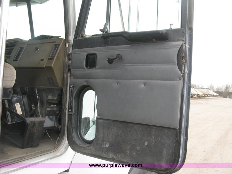 image for item J2976 2001 Peterbilt 330 service truck