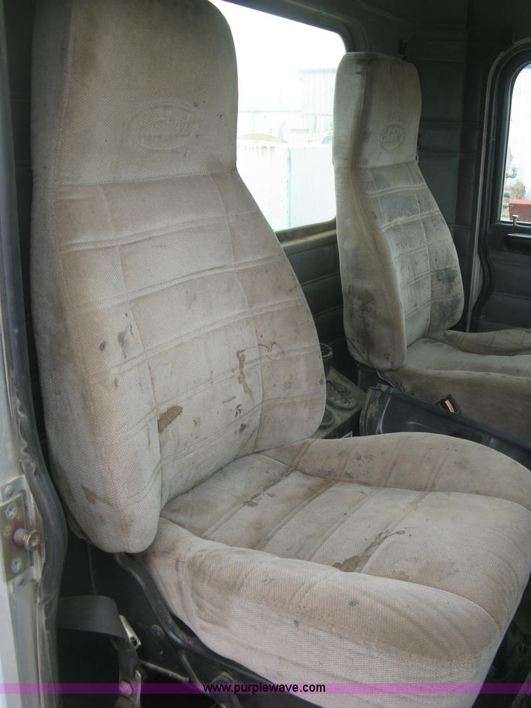 image for item J2976 2001 Peterbilt 330 service truck