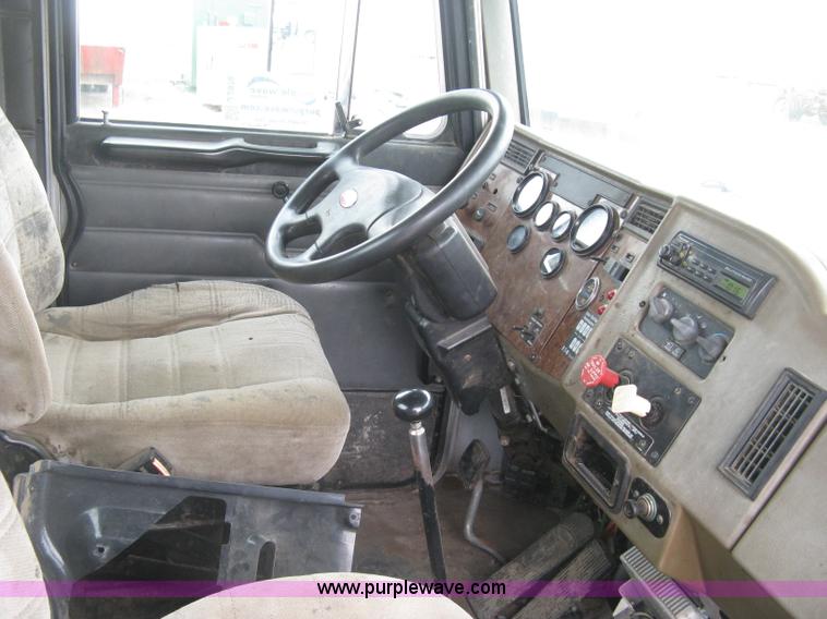 image for item J2976 2001 Peterbilt 330 service truck