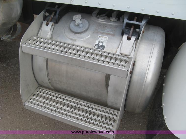 image for item J2976 2001 Peterbilt 330 service truck