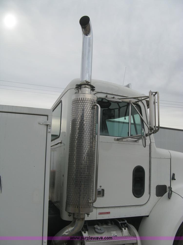 image for item J2976 2001 Peterbilt 330 service truck