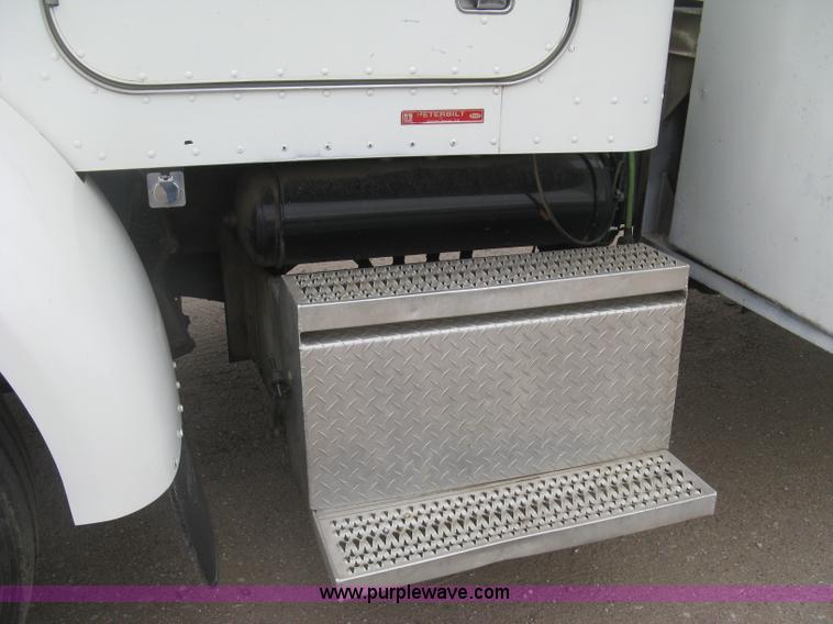 image for item J2976 2001 Peterbilt 330 service truck