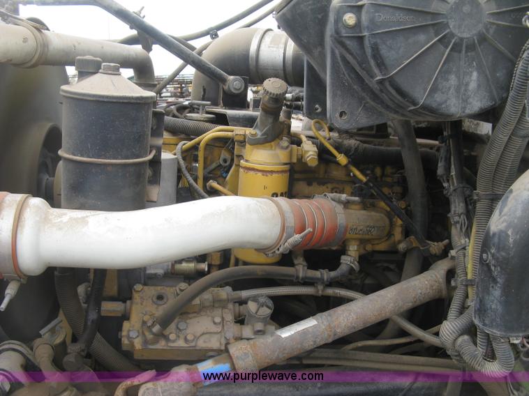 image for item J2976 2001 Peterbilt 330 service truck