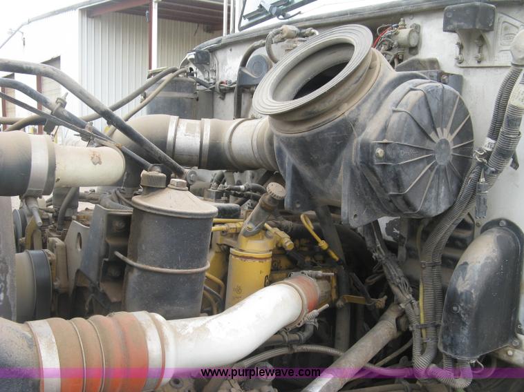 image for item J2976 2001 Peterbilt 330 service truck