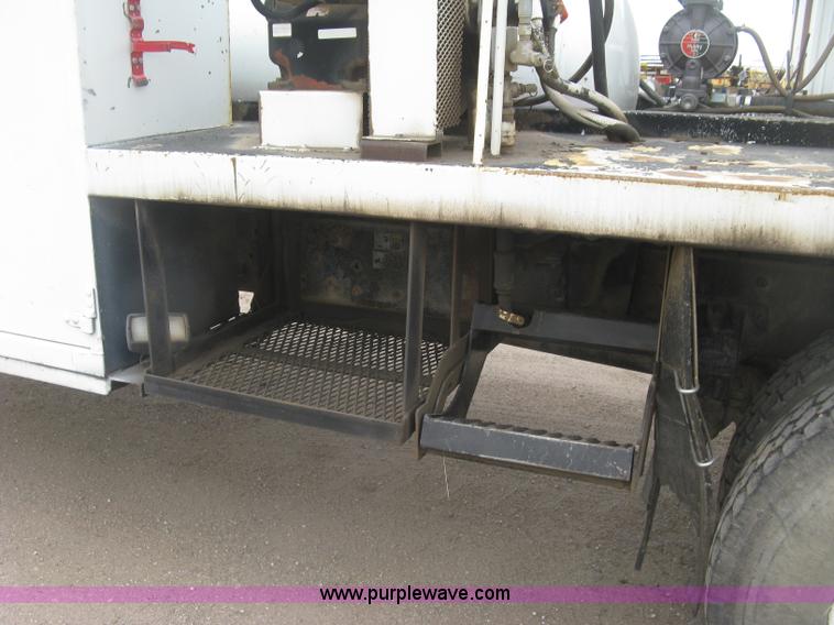 image for item J2976 2001 Peterbilt 330 service truck