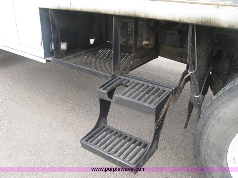 image for item J2976 2001 Peterbilt 330 service truck