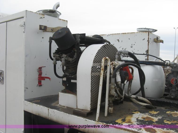 image for item J2976 2001 Peterbilt 330 service truck