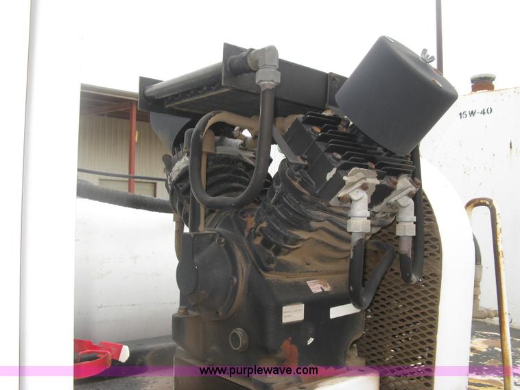 image for item J2976 2001 Peterbilt 330 service truck