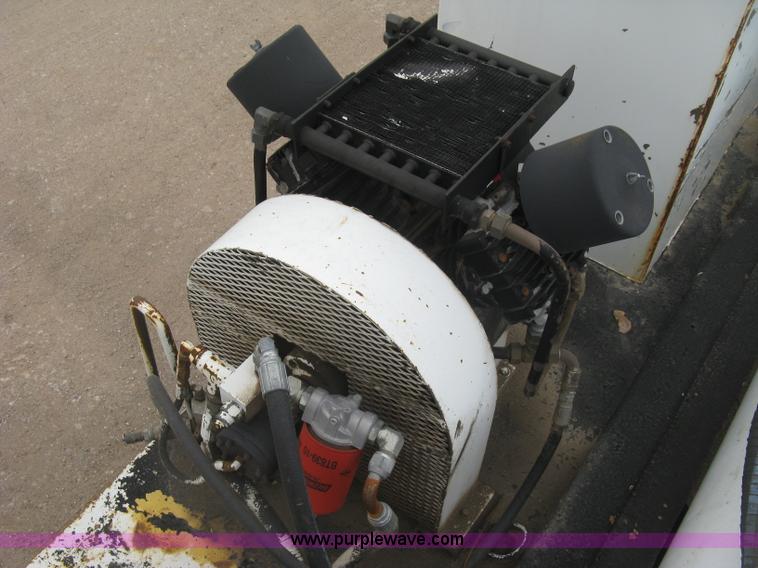 image for item J2976 2001 Peterbilt 330 service truck