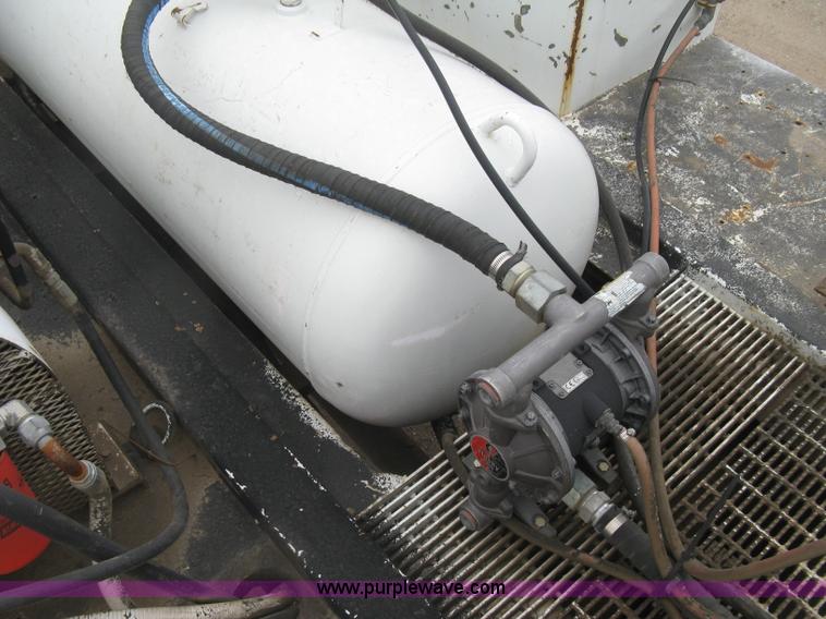 image for item J2976 2001 Peterbilt 330 service truck